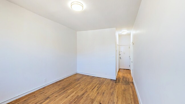 Interior Photo - 624 E 11th Street