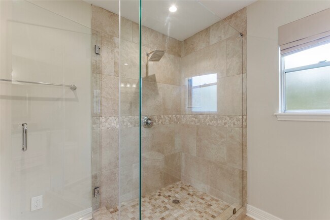 Building Photo - 402 Forest Lake Dr