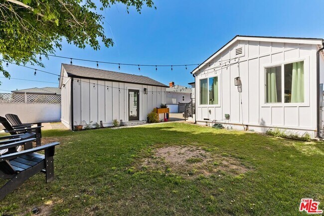 Building Photo - 6700 W 85th Pl