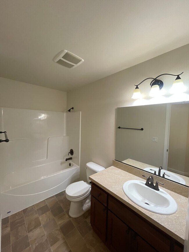 Building Photo - Dont miss out on this charming four bedroom home!