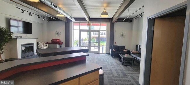 Building Photo - 75 Maple St