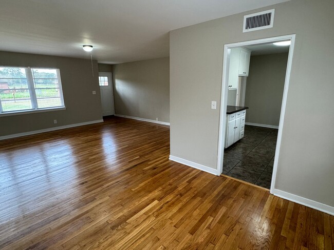 Building Photo - Stunning 3-Bedroom