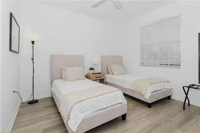 Building Photo - 15275 Green Acre Avenue Unit 338