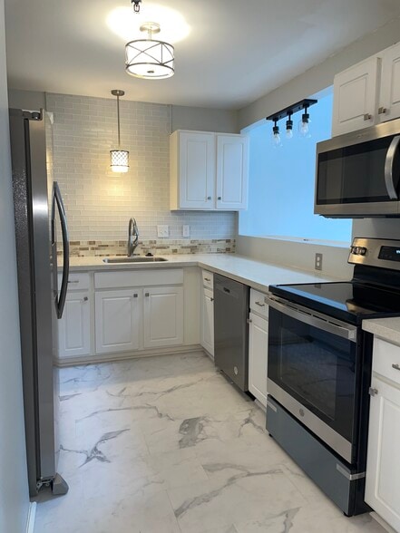Kitchen - 23325 Cornerstone Village Dr