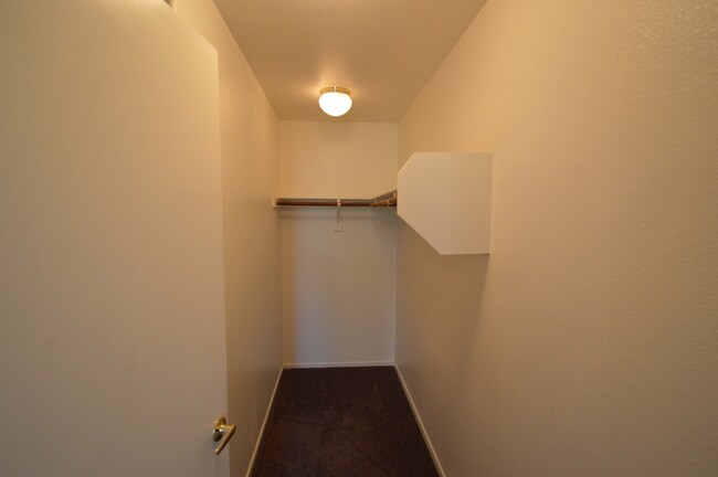 Building Photo - 2nd Floor Condo in a Gated Northeast Commu...
