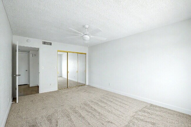 Building Photo - 818 S Westwood