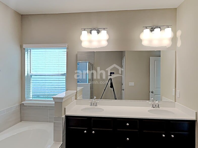 Building Photo - 244 Hemlock Pt