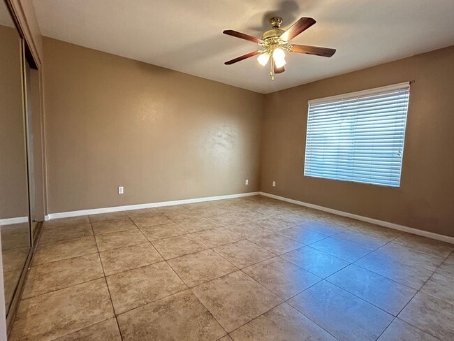 Building Photo - Stunning 3 Bedroom 2 Bath