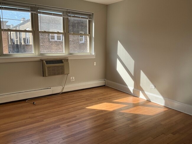 Building Photo - 5950 N Kenmore Ave