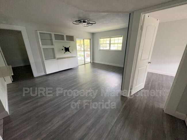 Building Photo - 454 Fairways Cir