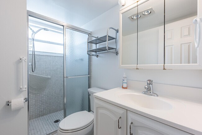 Building Photo - 729 Lori Dr