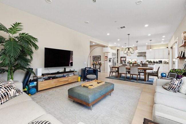 Building Photo - Beautiful 5 bedroom home in Heart of Carme...