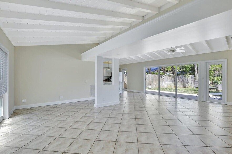 Building Photo - 1733 SW 5th Ct