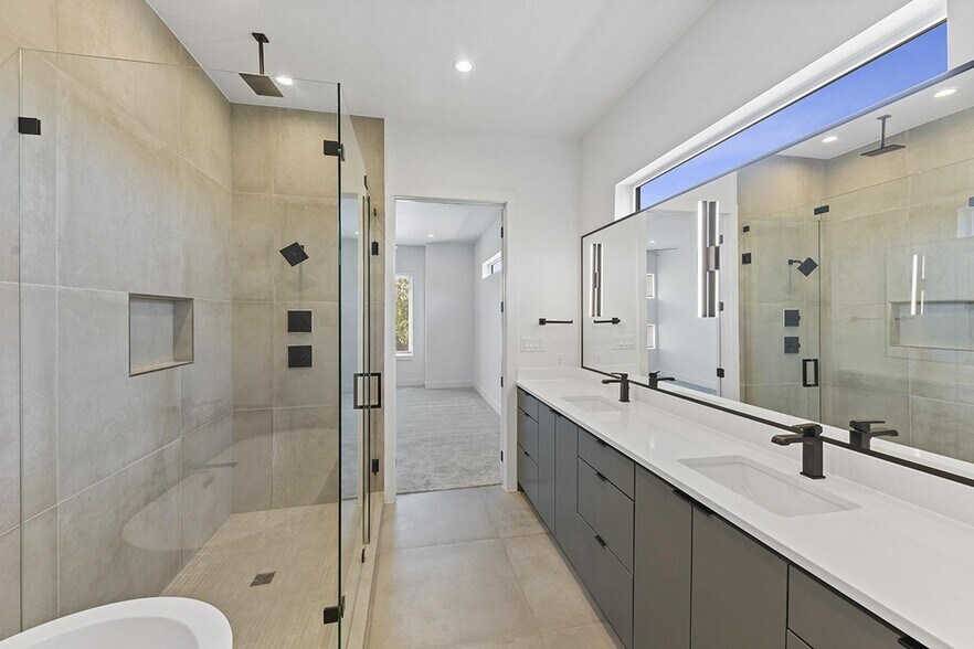 Building Photo - Modern design Oak Lawn townhouse by Inwood...