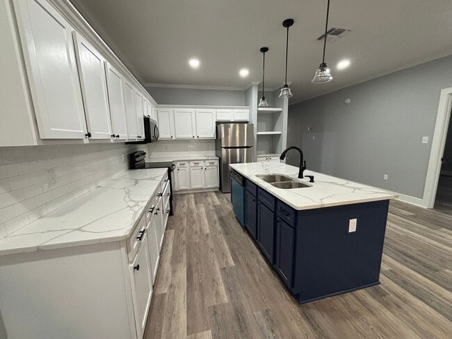 Building Photo - 5 bedrooms!! Remodeled top to bottom!