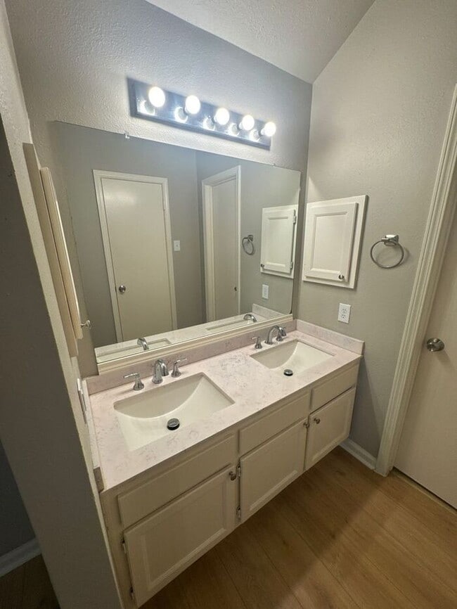 Building Photo - 2038 Woodland Hills Dr