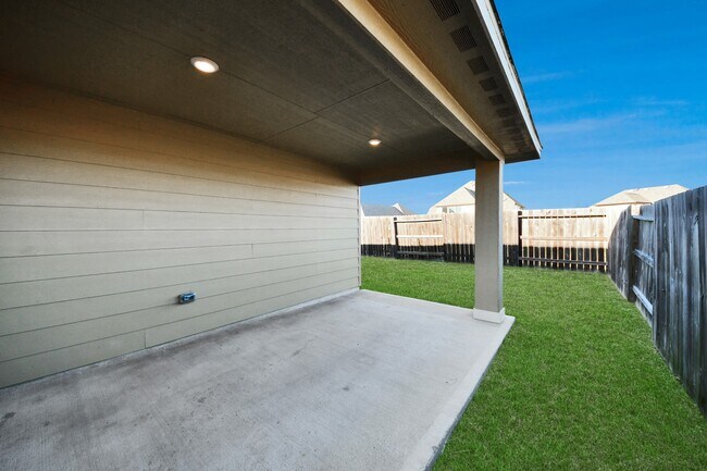 Building Photo - 24654 Greenwood Bay Dr