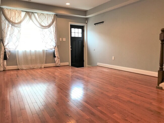 Building Photo - Charming 2 Bedroom/2.5 Bathroom Townhome in Highlandtown, MD!