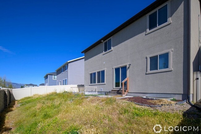 Building Photo - Stunning Single Family Home In Excellent L...