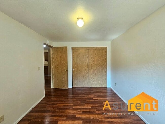 Building Photo - Charming 4-Plex 2 Bedroom 1 Bathroom Unit Available Soon!