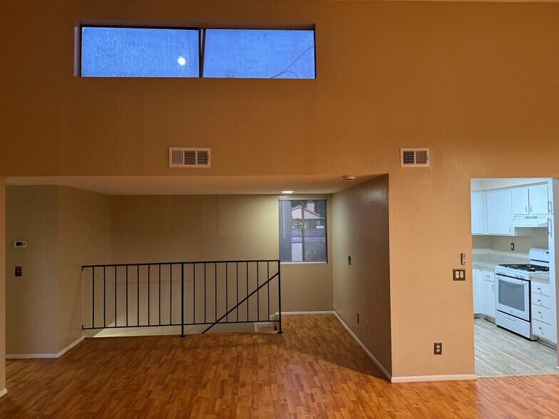 Building Photo - 9381 Shadowood Dr