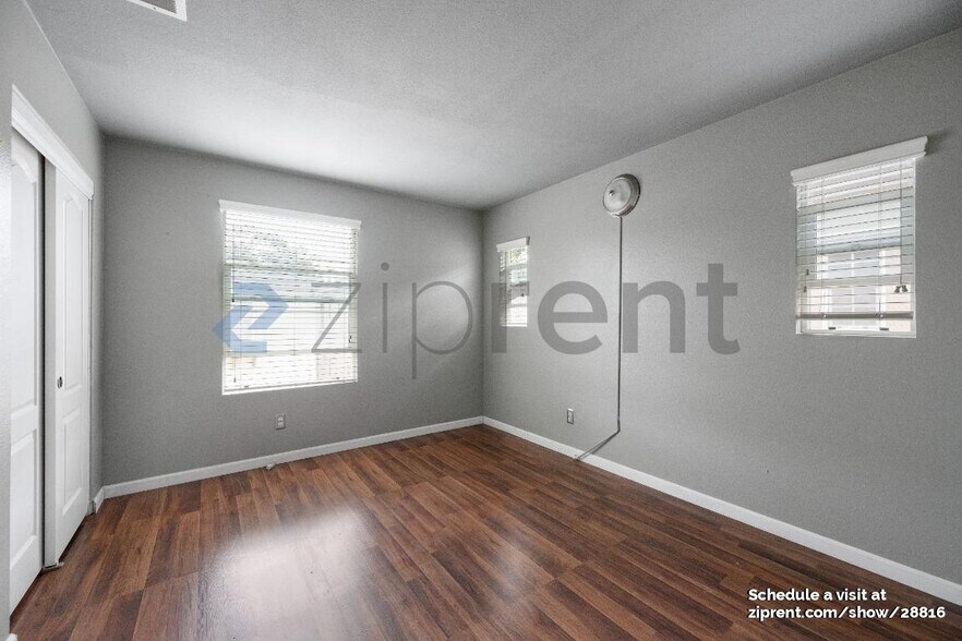 Building Photo - Unit