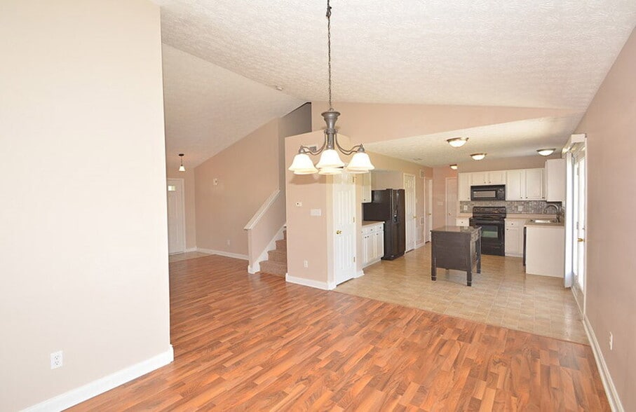 Building Photo - 6917 Tree Top Ln