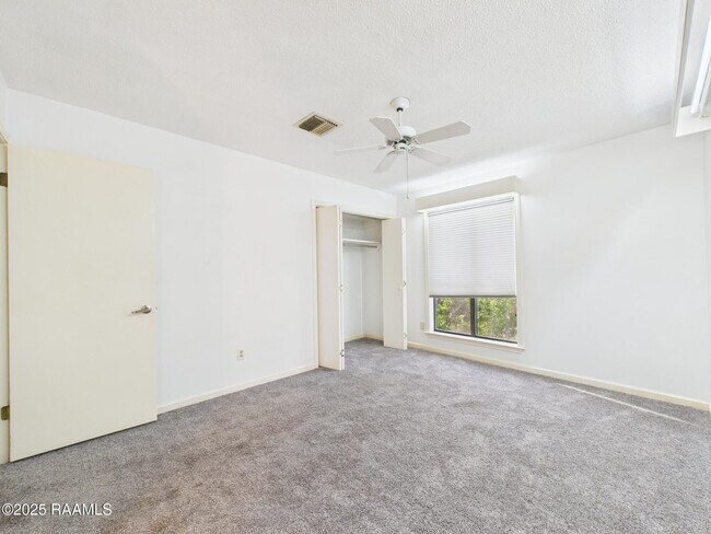 Building Photo - 19 Courtyard Cir