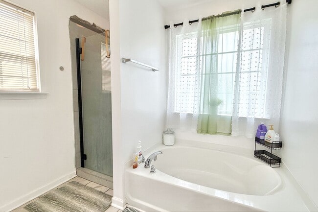 Building Photo - AVAILABLE NOW! (Small Pets Preferred) | $500 RENT CREDIT