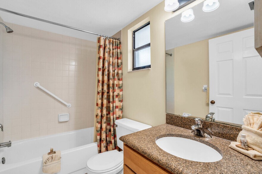 Building Photo - 600 Neapolitan Way