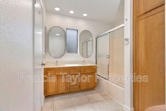 Building Photo - 2182 Firethorn Glen