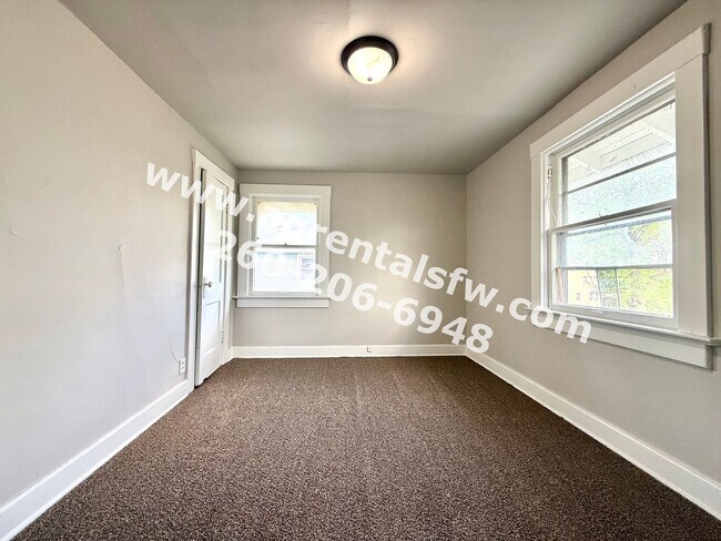 Building Photo - 3 Bedroom House