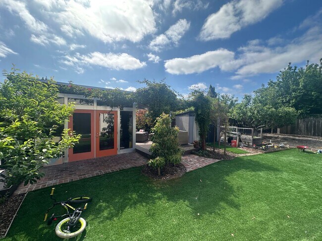 Building Photo - Palo Alto Dream Rental with Backyard Parad...