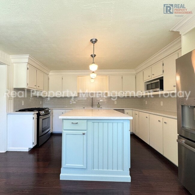 Building Photo - Charming 5 Bedroom + Huge yard!