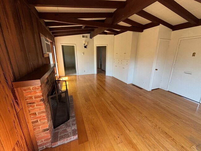 Building Photo - 2 Bedroom 1 Bathroom located in Santa Rosa...