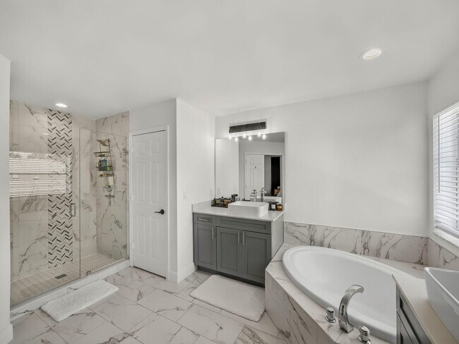 Building Photo - 6017 Newport Village Way