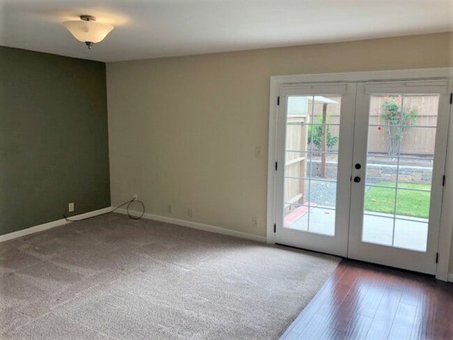 Building Photo - Great Neighborhood - 3 bedroom house with ...