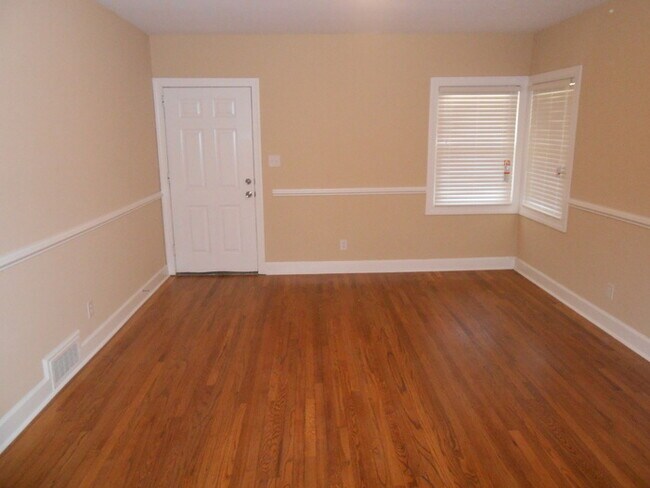 Building Photo - Cute 2 bed 1 bath half duplex