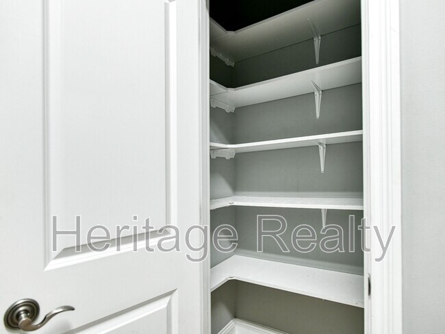 Building Photo - 1856 Greywell Rd