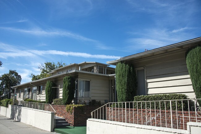 Primary Photo - 1091 N Lake Ave