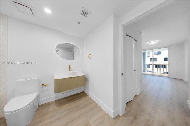 Building Photo - 170 SE 14th St