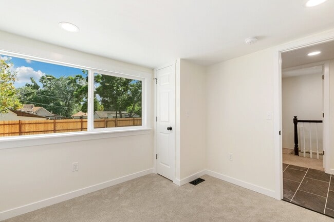 Building Photo - 227 N Walnut St