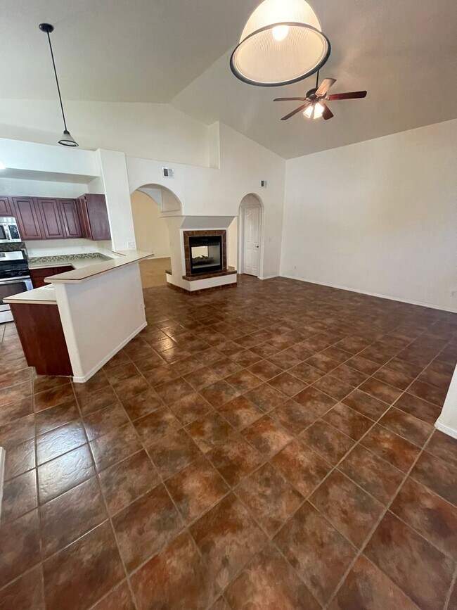 Building Photo - Lovely 4 Bedroom/2 Bath home in Parkhill E...