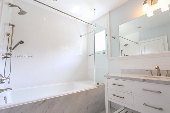 Building Photo - 1400 Alberca St