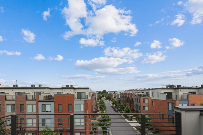 Building Photo - Luxury END-UNIT garage townhouse - 4BD/4.5BA!