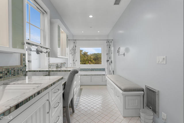 Building Photo - 2102 Buena Vista Dr