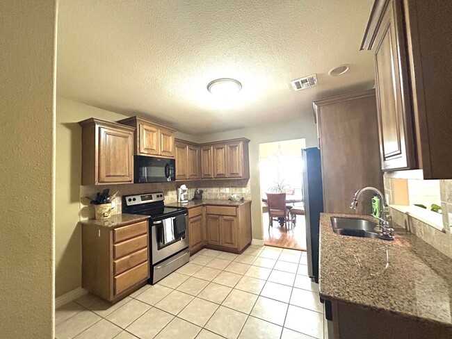 Building Photo - 4 Bedroom 2 Bathroom home