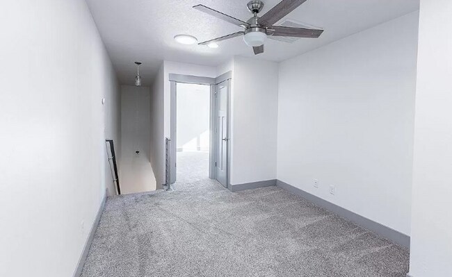 Building Photo - Perfect location 3 bed 2.5 bath Townhouse.