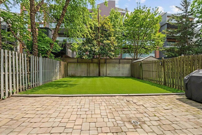 Building Photo - 123 Willow Ave