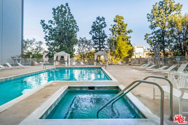 Building Photo - 100 S Doheny Dr